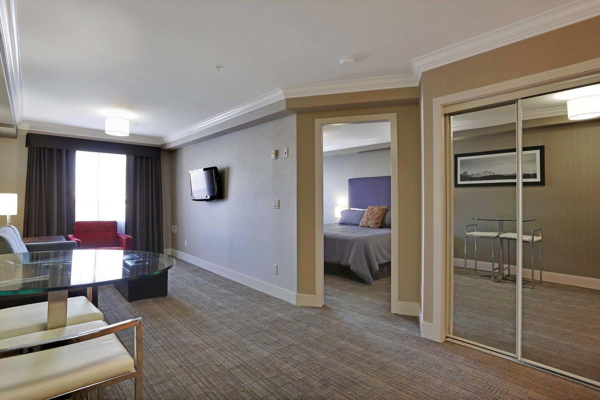 Sandman Hotel And Suites Абботсфорд Экстерьер фото